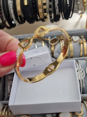 Dámský pevný náramek D se zirkony