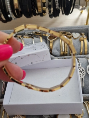 Dámský pevný náramek se šesti barevnými kamínky