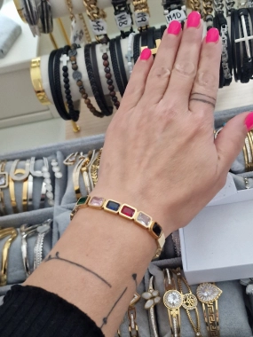 Dámský pevný náramek se šesti barevnými kamínky