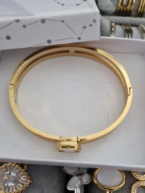 Dámský pevný pozlacený náramek bílý kamínek