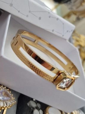 Dámský pevný pozlacený náramek bílý kamínek