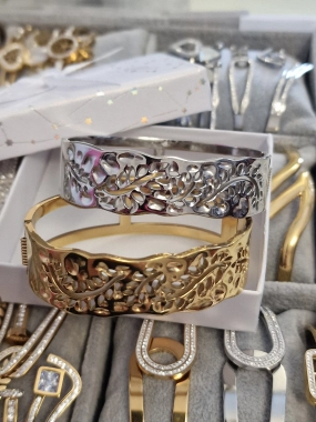 N48 Nádherný dámský náramek stříbrný zdobený ornamenty