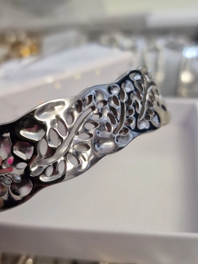 N48 Nádherný dámský náramek stříbrný zdobený ornamenty