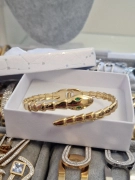 N57 Náramek had zelené oči zdobený