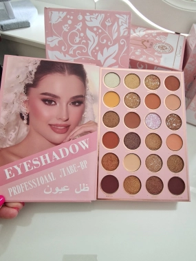 Unikátní paleta Yara - oční stíny, tvářenku, bronzer a rozjasňovač