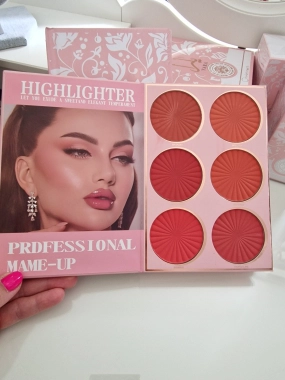 Unikátní paleta Yara - oční stíny, tvářenku, bronzer a rozjasňovač