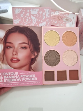 Unikátní paleta Yara - oční stíny, tvářenku, bronzer a rozjasňovač