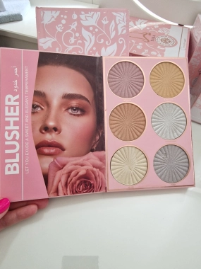 Unikátní paleta Yara - oční stíny, tvářenku, bronzer a rozjasňovač