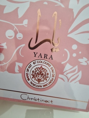 Unikátní paleta Yara - oční stíny, tvářenku, bronzer a rozjasňovač