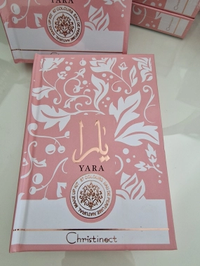 Unikátní paleta Yara - oční stíny, tvářenku, bronzer a rozjasňovač