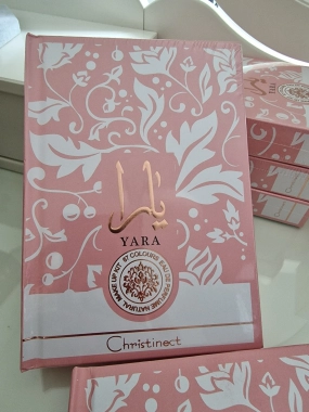 Unikátní paleta Yara - oční stíny, tvářenku, bronzer a rozjasňovač