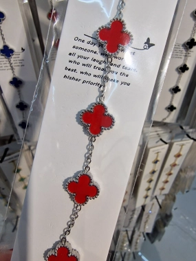 Náramek na ruku z chirurgické oceli číslo 10. červený