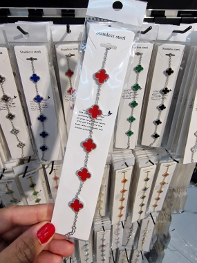 Náramek na ruku z chirurgické oceli číslo 10. červený