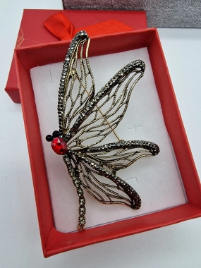 Luxusní brož velká vážka červený kamínek