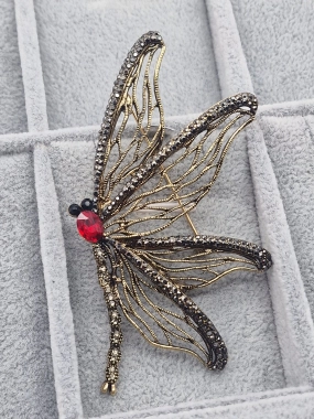 Luxusní brož velká vážka červený kamínek