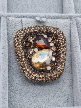 Luxusní brož drahokam bohatě zdobený zirkony