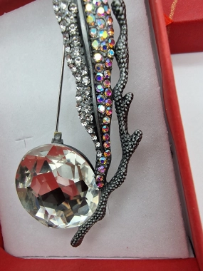 Luxusní brož bílý drahokam lístek zirkony