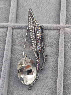 Luxusní brož bílý drahokam lístek zirkony