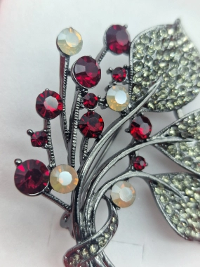 Luxusní brož květina červená zirkony