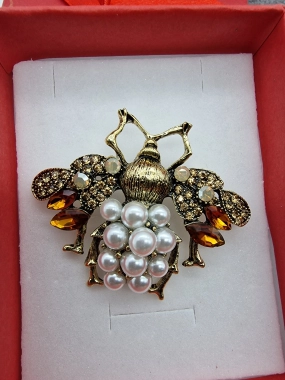 Luxusní brož vosa bohatě zdobená zirkony a perličkami