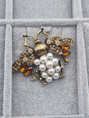 Luxusní brož vosa bohatě zdobená zirkony a perličkami