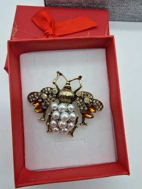 Luxusní brož vosa bohatě zdobená zirkony a perličkami