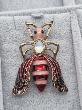 Luxusní brož královna červená