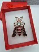 Luxusní brož královna červená