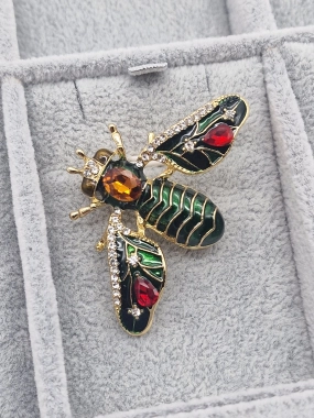 Luxusní brož moucha včelka zelená červené kamínky