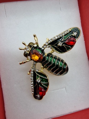 Luxusní brož moucha včelka zelená červené kamínky