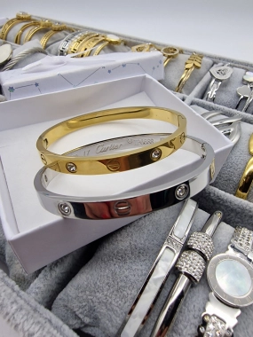 Luxusní pevný náramek Lora zlatý zirkony