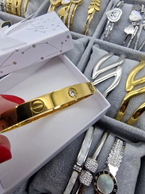 Luxusní pevný náramek Lora zlatý zirkony