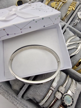 Luxusní pevný náramek Lora stříbrný