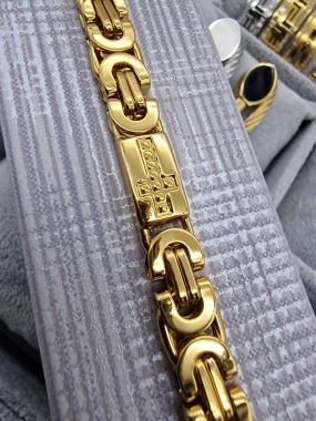 Masivní náramek na ruku se vzorem Kříž