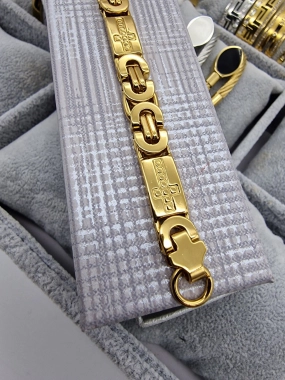 Masivní náramek na ruku se vzorem Kříž