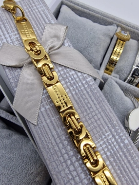 Masivní náramek na ruku se vzorem Kříž