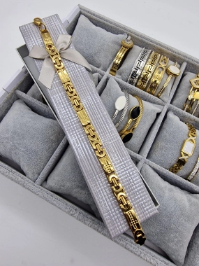 Masivní náramek na ruku se vzorem Kříž