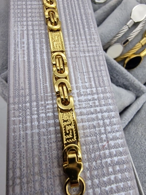 Masivní náramek na ruku se vzorem ala Versace