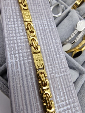 Masivní náramek na ruku se vzorem ala Versace