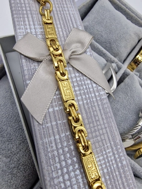 Masivní náramek na ruku se vzorem ala Versace