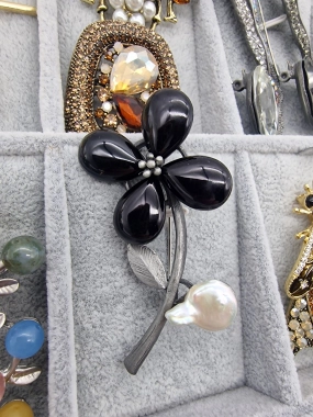 Vzor č. 5 Luxusní brož velká květinka květina černá