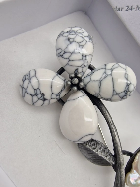 Vzor č. 1 Luxusní brož velká květinka květina šedá