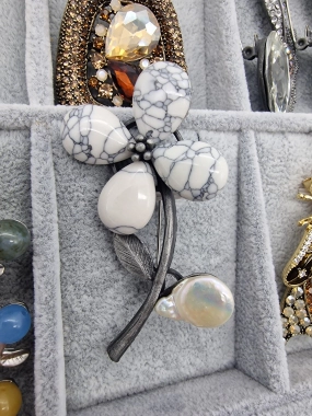 Vzor č. 1 Luxusní brož velká květinka květina šedá