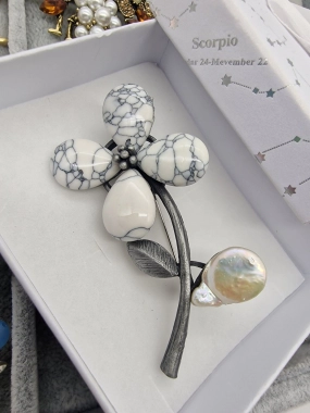 Vzor č. 1 Luxusní brož velká květinka květina šedá