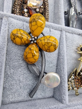 Vzor č. 6 Luxusní brož velká květinka květina hořčice