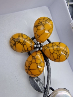 Vzor č. 6 Luxusní brož velká květinka květina hořčice