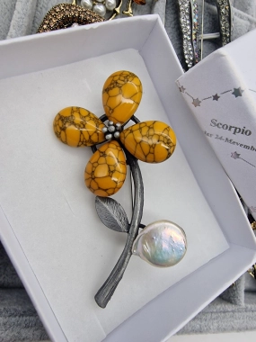 Vzor č. 6 Luxusní brož velká květinka květina hořčice