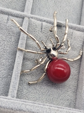 Stříbrná brož pavouk červený
