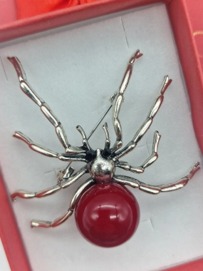 Stříbrná brož pavouk červený