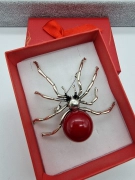Stříbrná brož pavouk červený